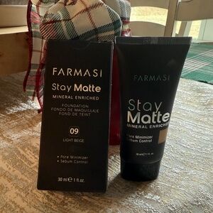 Farmasi Stay Matte Mineral Enriched Foundation Pore Minimizer Light Beige